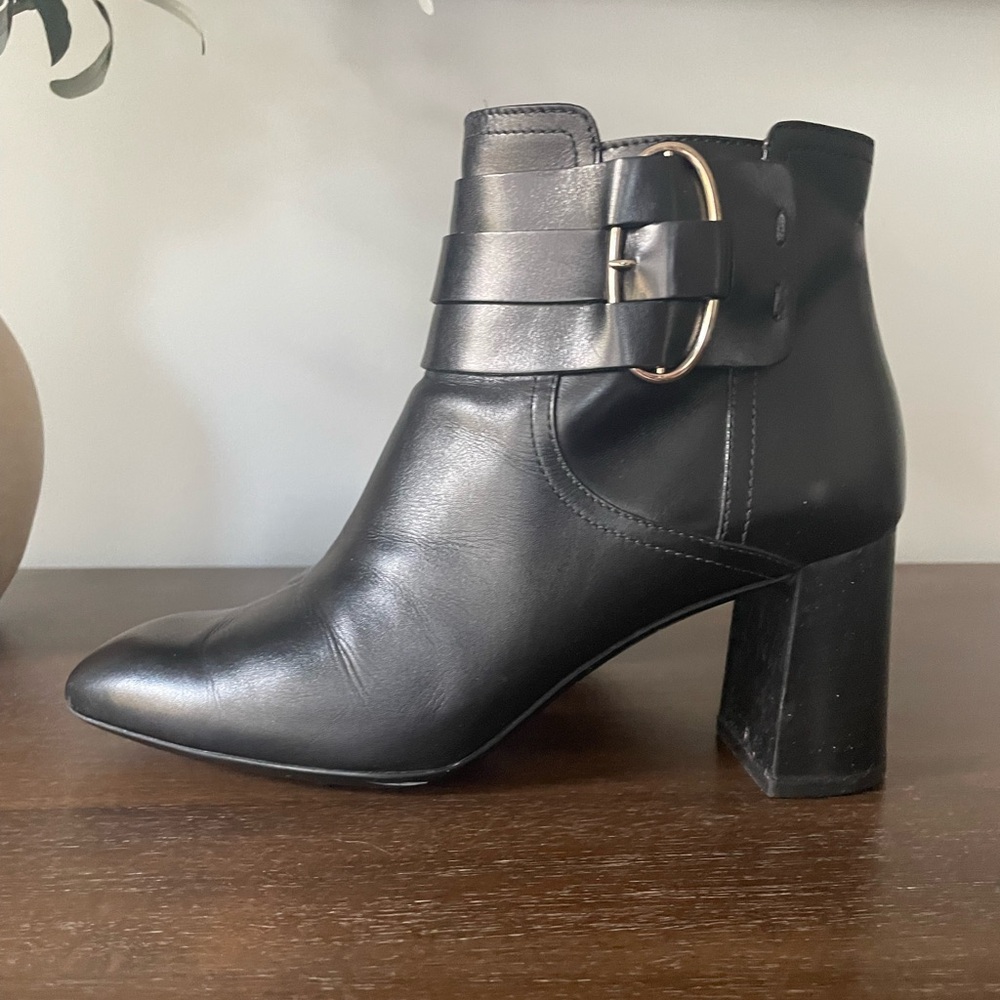Tod’s calf leather ankle boots
3 inch heel
Excellent condition